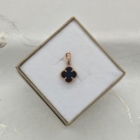 Auksinis pakabukas su oniksu "Dobilas" 28P02 Auksinis pakabukas su oniksu "Dobilas" 28P02